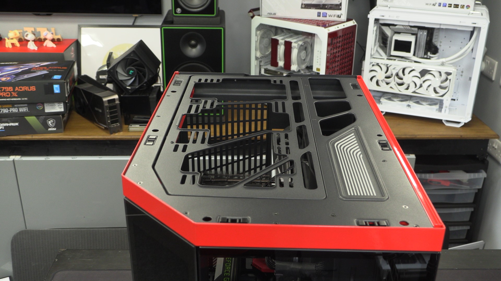 HYTE Y70 Touch PC Case Review - OC3D