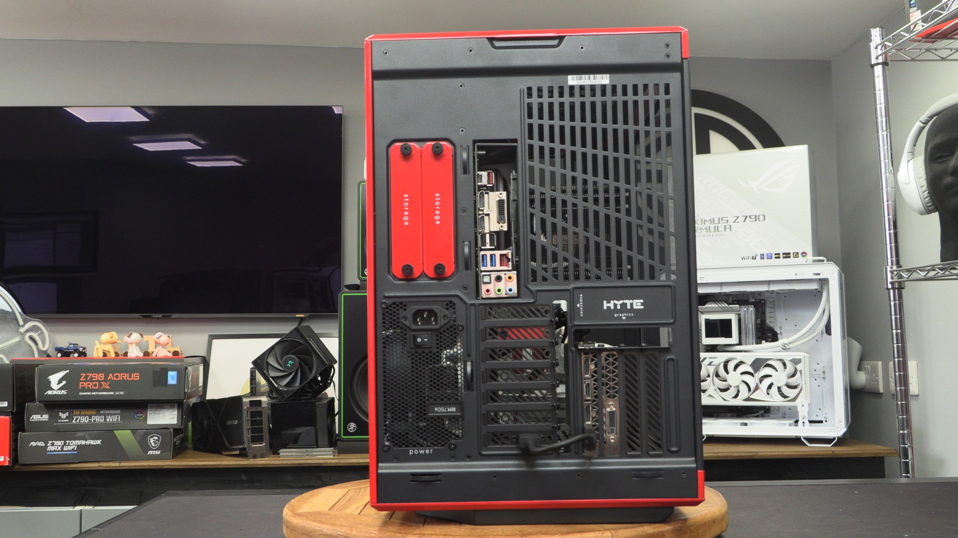 HYTE Y70 Touch PC Case Review - OC3D