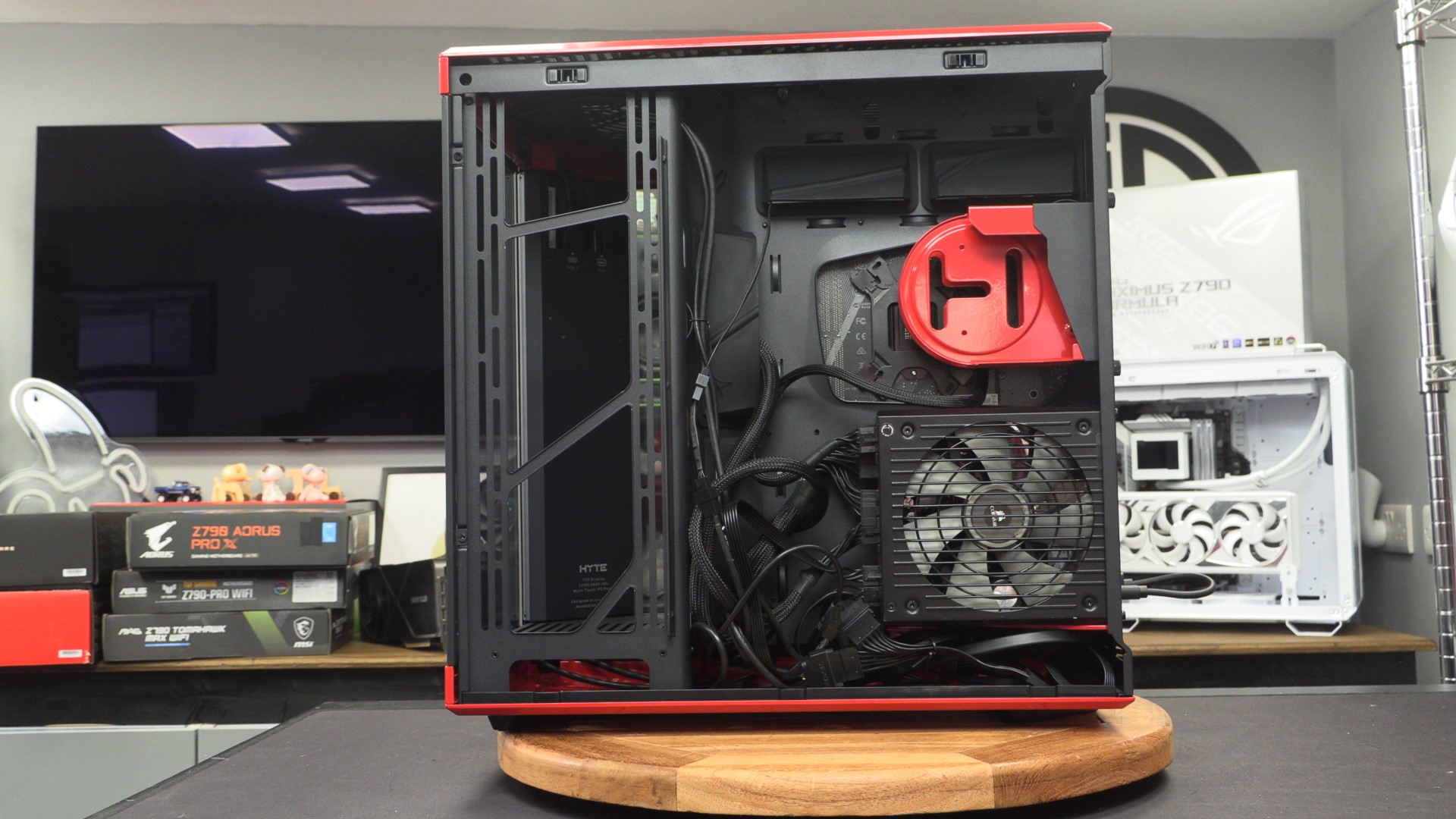 HYTE Y70 Touch PC Case Review - OC3D