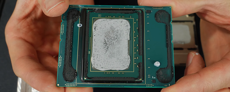 Pro Overclockers Delids Intel's $3000 28-Core Xeon W-3175X Processor