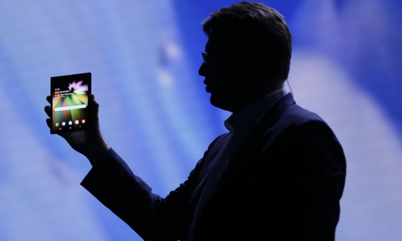 Samsung issues Q1 profit warnings