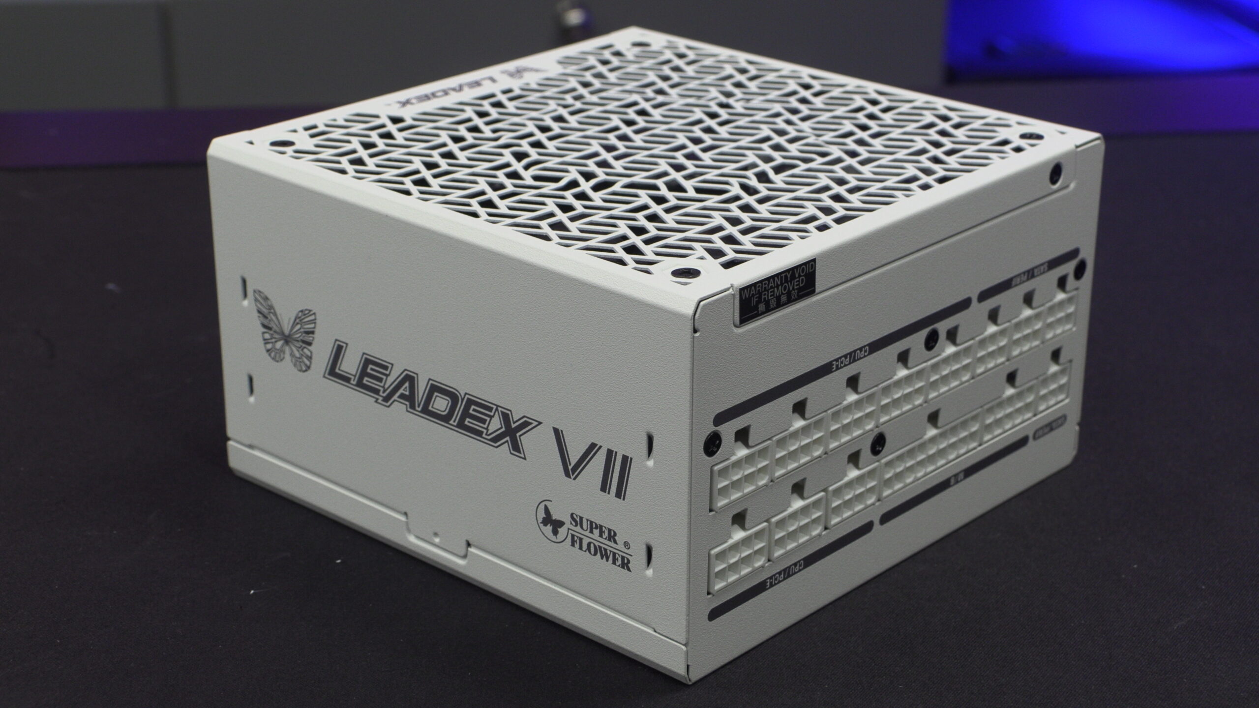 行列のできるレビュー商品、集めました。高評価アイテム Super Flower OC3D - Review PSU 1300W and 1000W Gold VII Leadex 電源ユニット