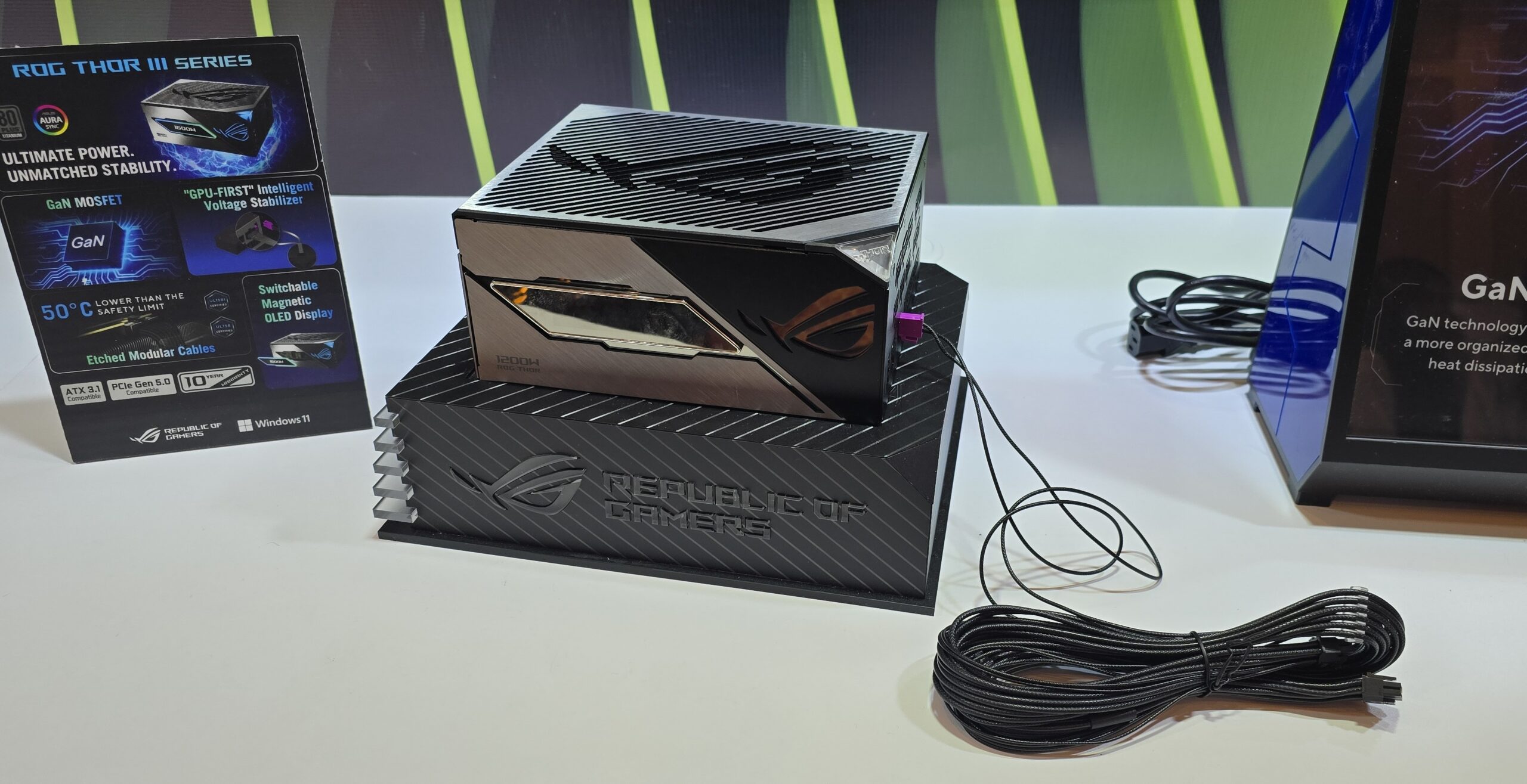 ASUS PSU GPU-FIRST 大型のROG ROG THOR 1600W Titanium III | Power Supply Units|ROG Global