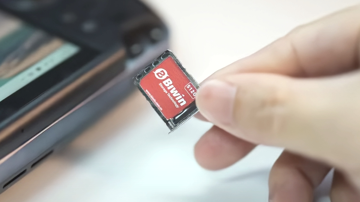 BIWIN-SSD-MINI-PC-handheld.jpg
