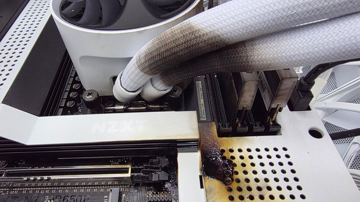 狐火　6点 GeForce RTX 5090 16-pin cable caught fire, is this the worst case