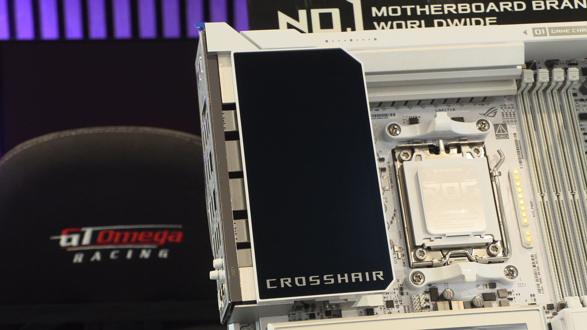 ASUS ROG Crosshair X870E Glacial Screen